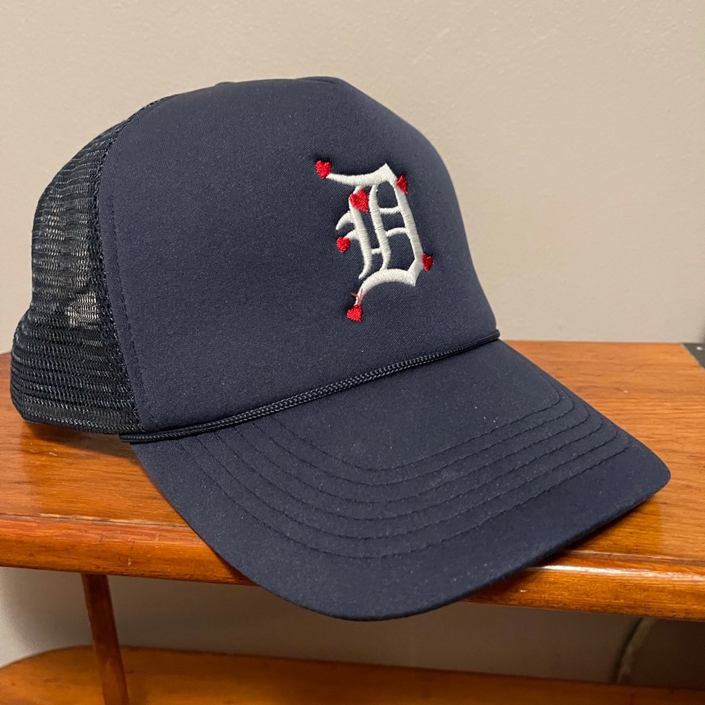 Cool TRUCKER HAT.perfect extra pop to your style